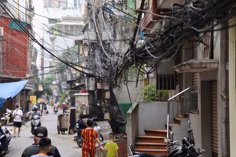 Ha Noi: Bat an nhung bui day dien, cap vien thong chang chit tren pho-Hinh-7