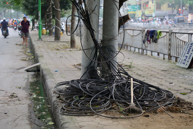 Ha Noi: Bat an nhung bui day dien, cap vien thong chang chit tren pho-Hinh-6