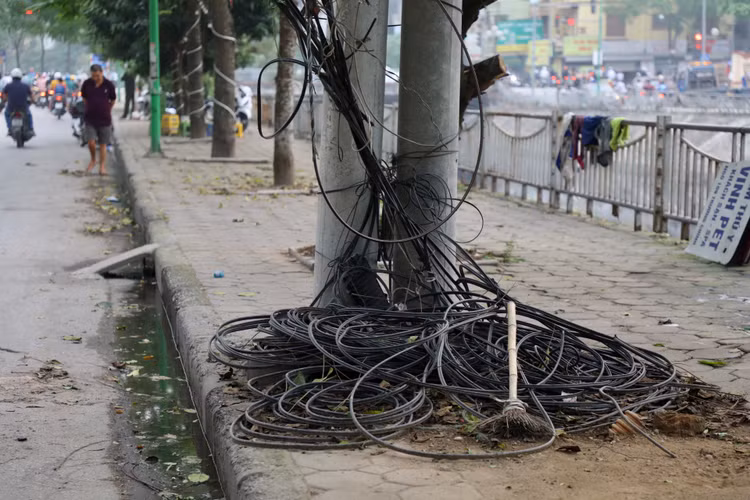 Ha Noi: Bat an nhung bui day dien, cap vien thong chang chit tren pho-Hinh-6