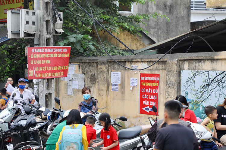 Ha Noi: Bat an nhung bui day dien, cap vien thong chang chit tren pho-Hinh-4