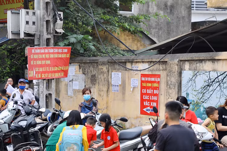Ha Noi: Bat an nhung bui day dien, cap vien thong chang chit tren pho-Hinh-4