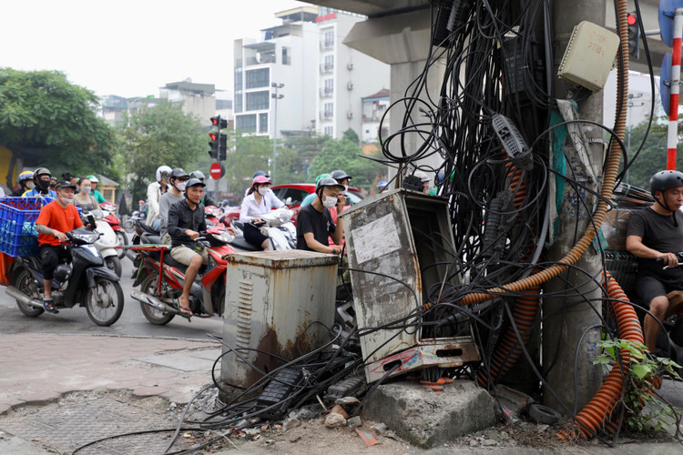 Ha Noi: Bat an nhung bui day dien, cap vien thong chang chit tren pho-Hinh-8