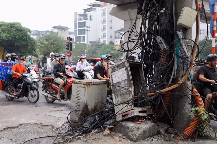 Ha Noi: Bat an nhung bui day dien, cap vien thong chang chit tren pho-Hinh-8