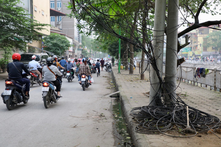 Ha Noi: Bat an nhung bui day dien, cap vien thong chang chit tren pho-Hinh-5