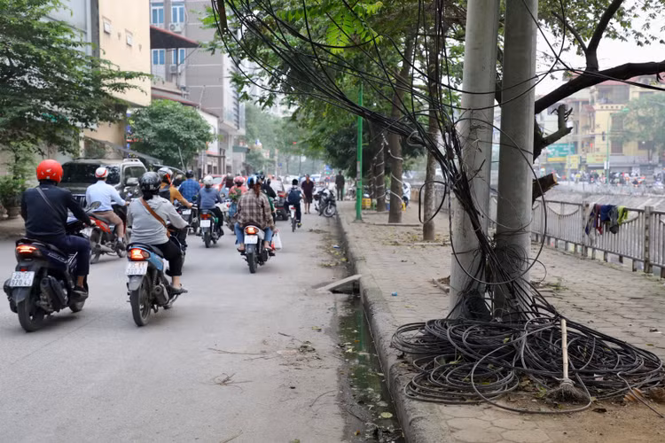 Ha Noi: Bat an nhung bui day dien, cap vien thong chang chit tren pho-Hinh-5