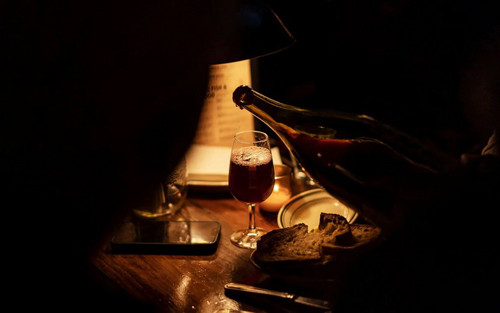 Rượu giúp dễ ngủ song dễ gây gián đoạn giấc ngủ, ảnh hưởng chất lượng giấc ngủ. Ảnh minh họa.