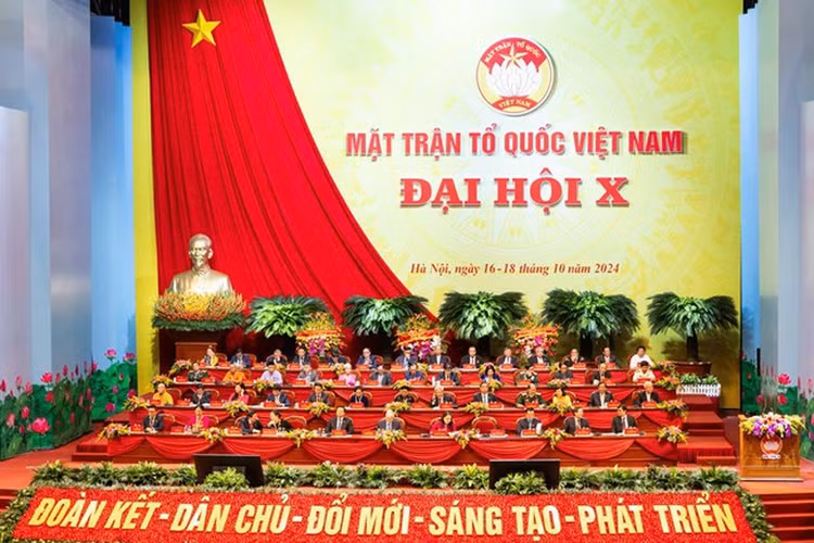 Doan dai bieu VUSTA tham du Dai hoi DBTQ MTTQVN lan thu X