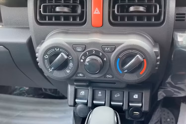 Suzuki Jimny 5 cua so san gia 362 trieu dong, trang bi nhung gi?-Hinh-11