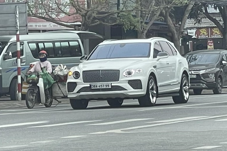 Dai gia Ha Tinh tau Bentley Bentayga V8 hon 20 ty, bien so... 