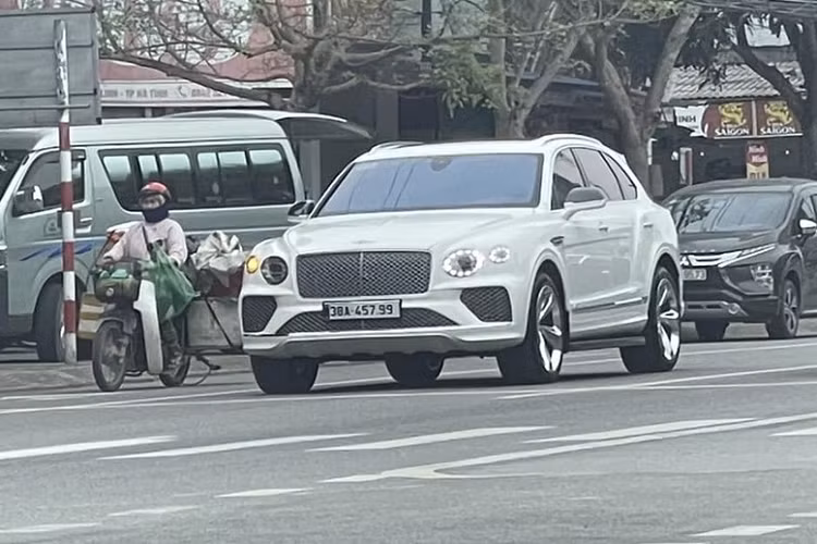 Dai gia Ha Tinh tau Bentley Bentayga V8 hon 20 ty, bien so... 