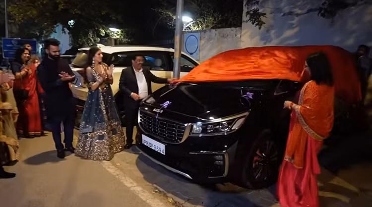 Co dau tang xe Kia Carnival cho bo chong ngay trong dam cuoi-Hinh-2