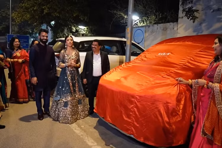 Co dau tang xe Kia Carnival cho bo chong ngay trong dam cuoi