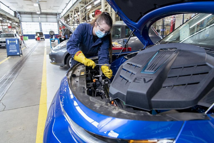 Xe ôtô điện được coi là tương lai nhưng trình độ thợ sửa “đứng im” - Hình 2 Xe oto dien duoc coi la tuong lai nhung trinh do tho sua “dung im”-Hinh-2