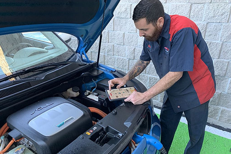 Xe ôtô điện được coi là tương lai nhưng trình độ thợ sửa “đứng im” - Hình 3 Xe oto dien duoc coi la tuong lai nhung trinh do tho sua “dung im”-Hinh-3