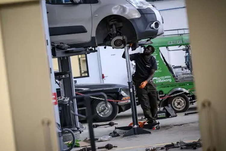 Xe ôtô điện được coi là tương lai nhưng trình độ thợ sửa “đứng im” - Hình 6 Xe oto dien duoc coi la tuong lai nhung trinh do tho sua “dung im”-Hinh-6