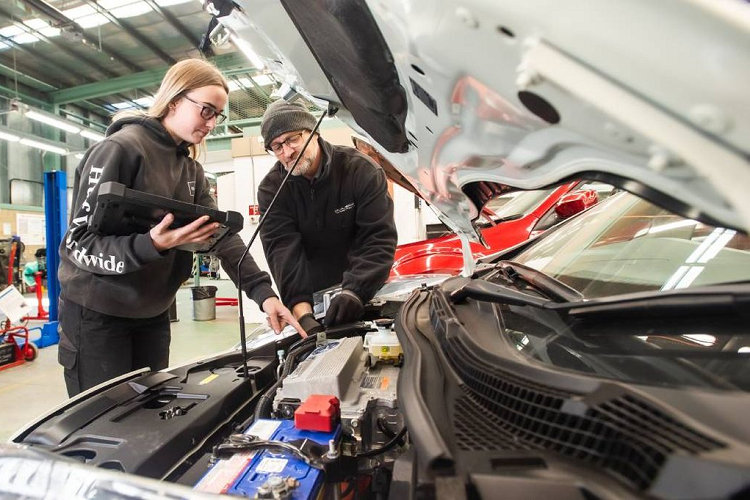 Xe ôtô điện được coi là tương lai nhưng trình độ thợ sửa “đứng im” Xe oto dien duoc coi la tuong lai nhung trinh do tho sua “dung im”