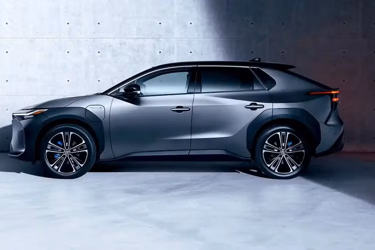 Toyota sap co cong nghe pin chay 1.500 km/lan sac cho oto dien-Hinh-2