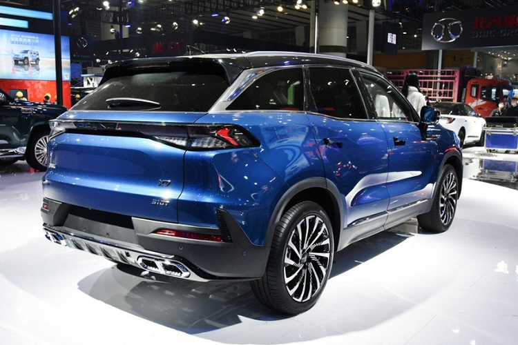 Beijing X7 phiên bản mới không được nâng cấp về trang bị vận hành. Nằm dưới nắp capo của xe vẫn là khối động cơ xăng tăng áp 1.5L 4 xi-lanh sản sinh công suất 188 mã lực và mô-men xoắn cực đại 275 Nm, kết hợp với hộp số tự động ly hợp kép 7 cấp.