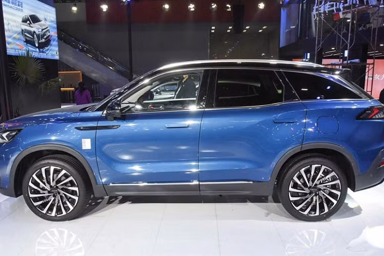 Theo đó, cụm lưới tản nhiệt được thiết kế không viền và sơn cùng màu với thân xe, tạo hiệu ứng không gian ba chiều. Kiểu thiết kế này được thừa hưởng từ mẫu xe Beijing Rubik's Cube ra mắt từ giữa năm ngoái. Thiết kế đèn pha trên Beijing X7 mới cũng lạ mắt hơn so với đèn pha của phiên bản trước.