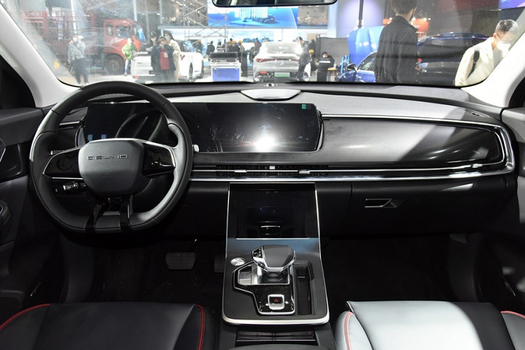 Trong khi đó, ống xả thật được giấu dưới gầm xe. Bên trong khoang lái, Beijing X7 2023 được nâng cấp nhẹ với màn hình có hệ điều hành mới, được bố trí nối liền với đồng hồ kỹ thuật số. Các cửa gió điều hòa kéo dài trên mặt taplo có thiết kế tinh tế hơn cũng là điểm mới trên mẫu xe đối thủ của Ford Territory.