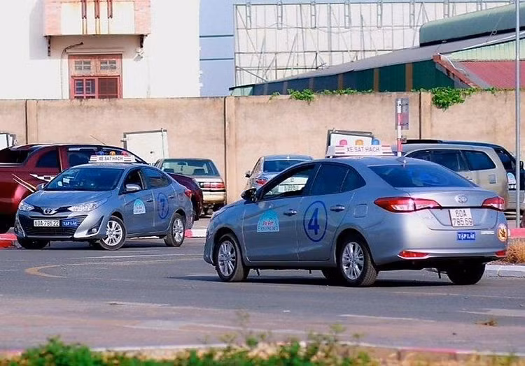 De xuat tang phi sat hach cap giay phep lai xe oto tu 10 - 15%