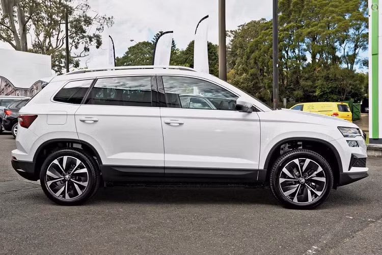 Can canh SUV do thi Skoda Karoq tai Viet Nam, 