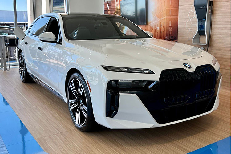 BMW i7 chay dien da ve Viet Nam, san sang 
