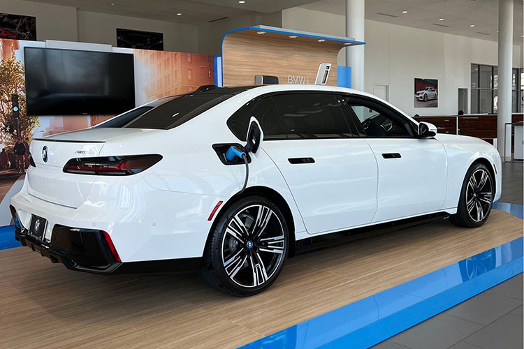 BMW i7 chay dien da ve Viet Nam, san sang 