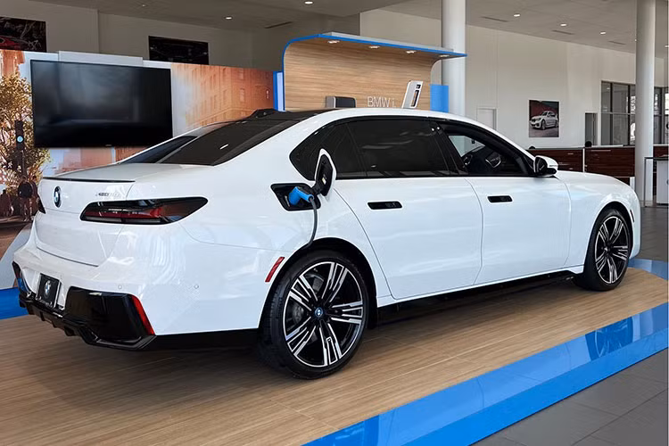 BMW i7 chay dien da ve Viet Nam, san sang 