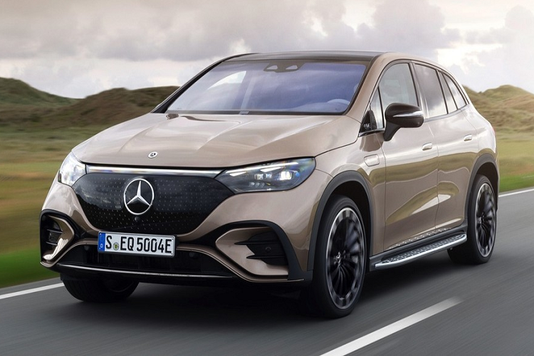 Mercedes-Benz EQE SUV Tương tự EQB, Mercedes-Benz EQE SUV cũng sẽ chính thức ra mắt Việt Nam trong triển lãm xe The Avantgarde 2023. So với EQB, EQE SUV có kích thước lớn hơn và giá bán cao hơn, lên đến 3,999 tỷ đồng. Mercedes-Benz EQE SUV tại Việt Nam chỉ có 1 phiên bản là EQE 500 4Matic SUV. Mẫu xe này dùng mô-tơ điện mạnh 300 kW (khoảng 408 mã lực) và 858 Nm. Xe cũng có hệ dẫn động 4 bánh toàn thời gian.