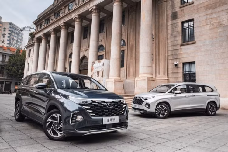 Hyundai Custo Theo thông tin từ một số đại lý, trong tháng 9 năm nay, danh mục sản phẩm của thương hiệu Hyundai ở Việt Nam sẽ được mở rộng với 2 cái tên mới, trong đó có Custo. Là sản phẩm của liên doanh Beijing Hyundai tại Trung Quốc, Custo thuộc phân khúc MPV cỡ lớn, dự kiến cạnh tranh với Kia Carnival. Tại Việt Nam, Hyundai Custo được dự đoán có giá bán trên dưới 1 tỷ đồng. Hiện chưa rõ mẫu MPV này sẽ được lắp ráp trong nước hay nhập khẩu nguyên chiếc.