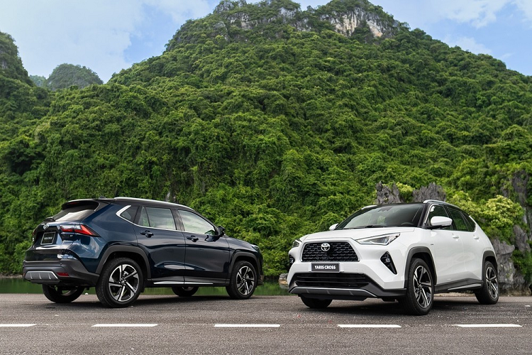 Toyota Yaris Cross Toyota Yaris Cross là một trong những mẫu ôtô mới về Việt Nam được mong chờ nhất. Thuộc phân khúc SUV cỡ B, cạnh tranh với Hyundai Creta, Kia Seltos và Honda HR-V. Toyota Yaris Cross tại Việt Nam sẽ được nhập khẩu nguyên chiếc từ Indonesia. Hiện giá xe chưa được công bố, nhưng theo một số nhân viên tư vấn bán hàng tại đại lý, giá xe dự kiến 740 triệu với bản máy xăng và 840 triệu đồng với bản hybrid.