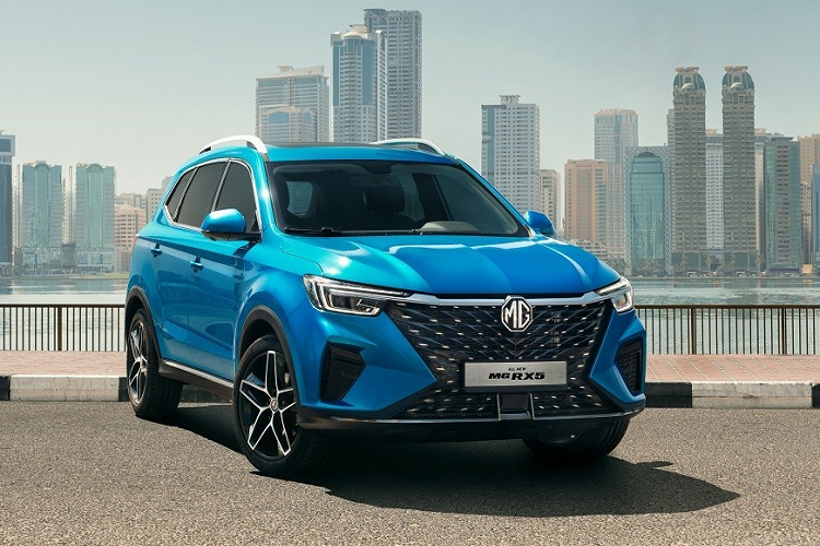 MG RX5 Tháng 9/2023 cũng là thời điểm thương hiệu MG giới thiệu 2 mẫu xe với thị trường Việt Nam. Một trong số đó là mẫu xe hoàn toàn mới mang tên RX5. Theo nhân viên tư vấn bán hàng tại đại lý, MG RX5 tại Việt Nam sẽ có giá khởi điểm chỉ từ 650 triệu đồng, tương đương một số mẫu SUV cỡ B ở Việt Nam như Kia Seltos và Hyundai Creta. Tuy có giá chỉ như xe cỡ B nhưng MG RX5 lại sở hữu kích thước ngang ngửa SUV cỡ C.