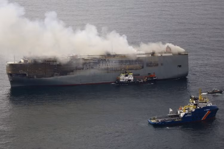 Ro ri hinh anh ben trong tau cho gan 3.800 oto chay tren bien-Hinh-3