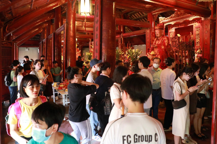 Van Mieu dong nghit si tu den cau may truoc ky thi vao lop 10