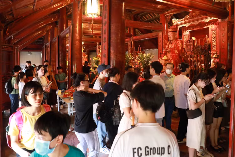 Van Mieu dong nghit si tu den cau may truoc ky thi vao lop 10