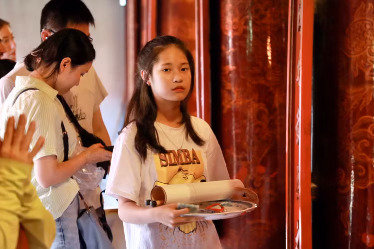 Van Mieu dong nghit si tu den cau may truoc ky thi vao lop 10-Hinh-4