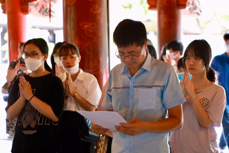 Van Mieu dong nghit si tu den cau may truoc ky thi vao lop 10-Hinh-9