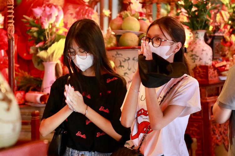 Van Mieu dong nghit si tu den cau may truoc ky thi vao lop 10-Hinh-5