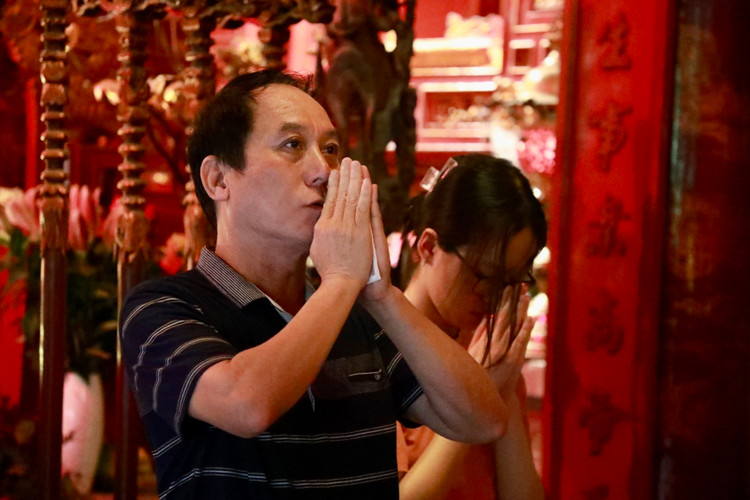 Van Mieu dong nghit si tu den cau may truoc ky thi vao lop 10-Hinh-7