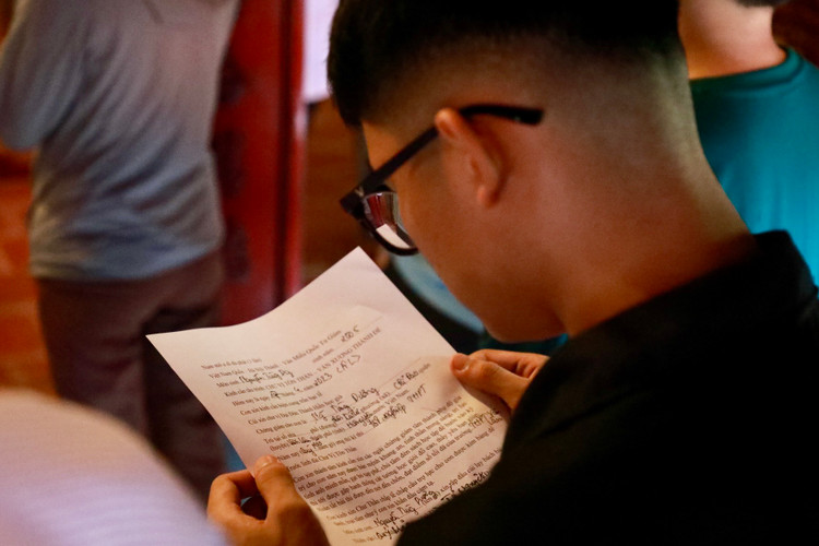 Van Mieu dong nghit si tu den cau may truoc ky thi vao lop 10-Hinh-6