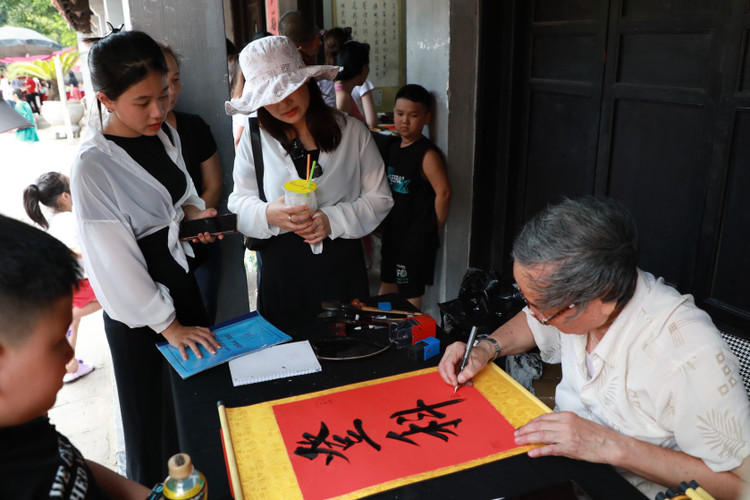 Van Mieu dong nghit si tu den cau may truoc ky thi vao lop 10-Hinh-10