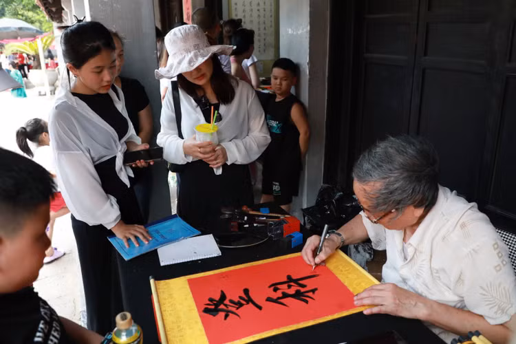 Van Mieu dong nghit si tu den cau may truoc ky thi vao lop 10-Hinh-10