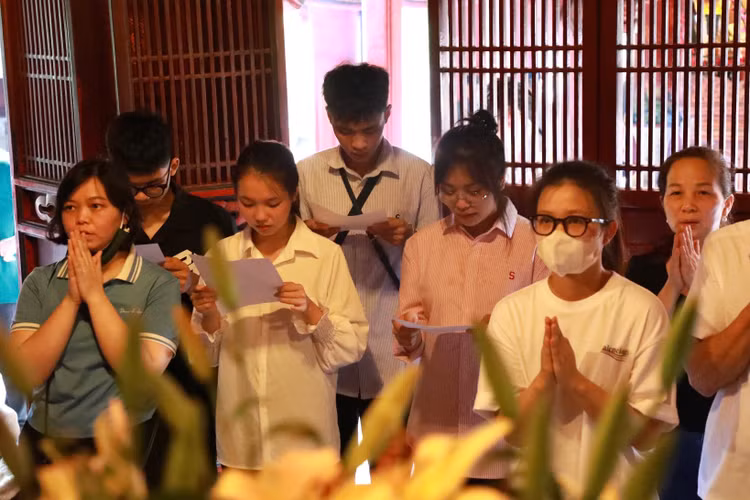 Van Mieu dong nghit si tu den cau may truoc ky thi vao lop 10-Hinh-3