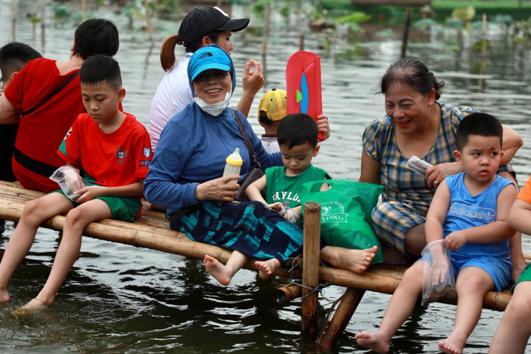 8 tan ca Koi tha xuong Ho Tay thu hut nguoi dan toi vui choi-Hinh-7
