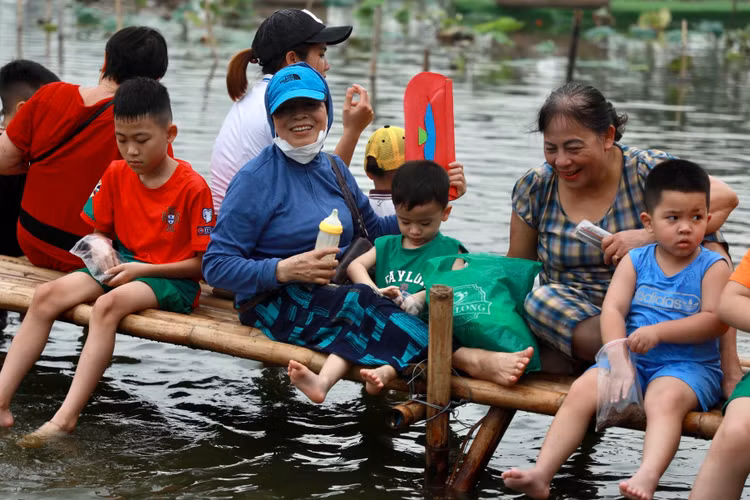 8 tan ca Koi tha xuong Ho Tay thu hut nguoi dan toi vui choi-Hinh-7
