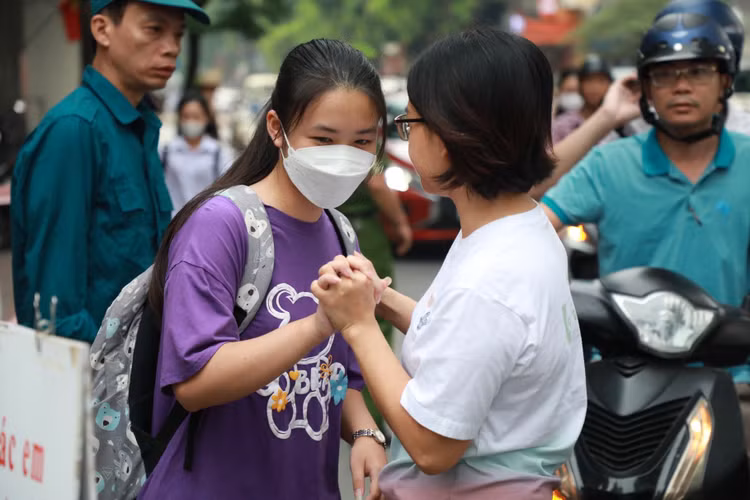 Nhung cai om that chat truoc mon thi dau tien ky tuyen sinh vao lop 10-Hinh-4