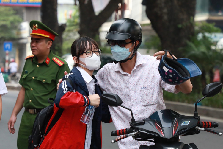 Nhung cai om that chat truoc mon thi dau tien ky tuyen sinh vao lop 10-Hinh-5