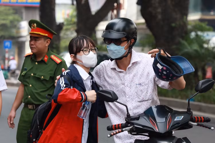 Nhung cai om that chat truoc mon thi dau tien ky tuyen sinh vao lop 10-Hinh-5