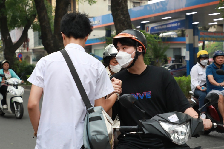 Nhung cai om that chat truoc mon thi dau tien ky tuyen sinh vao lop 10-Hinh-8